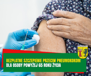 Żółty napis Bezpłatne szczepienie przeciw pneumokokom i biały napis"dla osób powyżej 65 roku życia" na zielonym pasku. W tle lekarz robi zastrzyk starszej kobiecie.