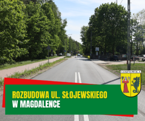 Żółty napis "Rozbudowa ul. Słojewskiego" i biały napis "w Magdalence" na zielonym pasku. W tle ulica.