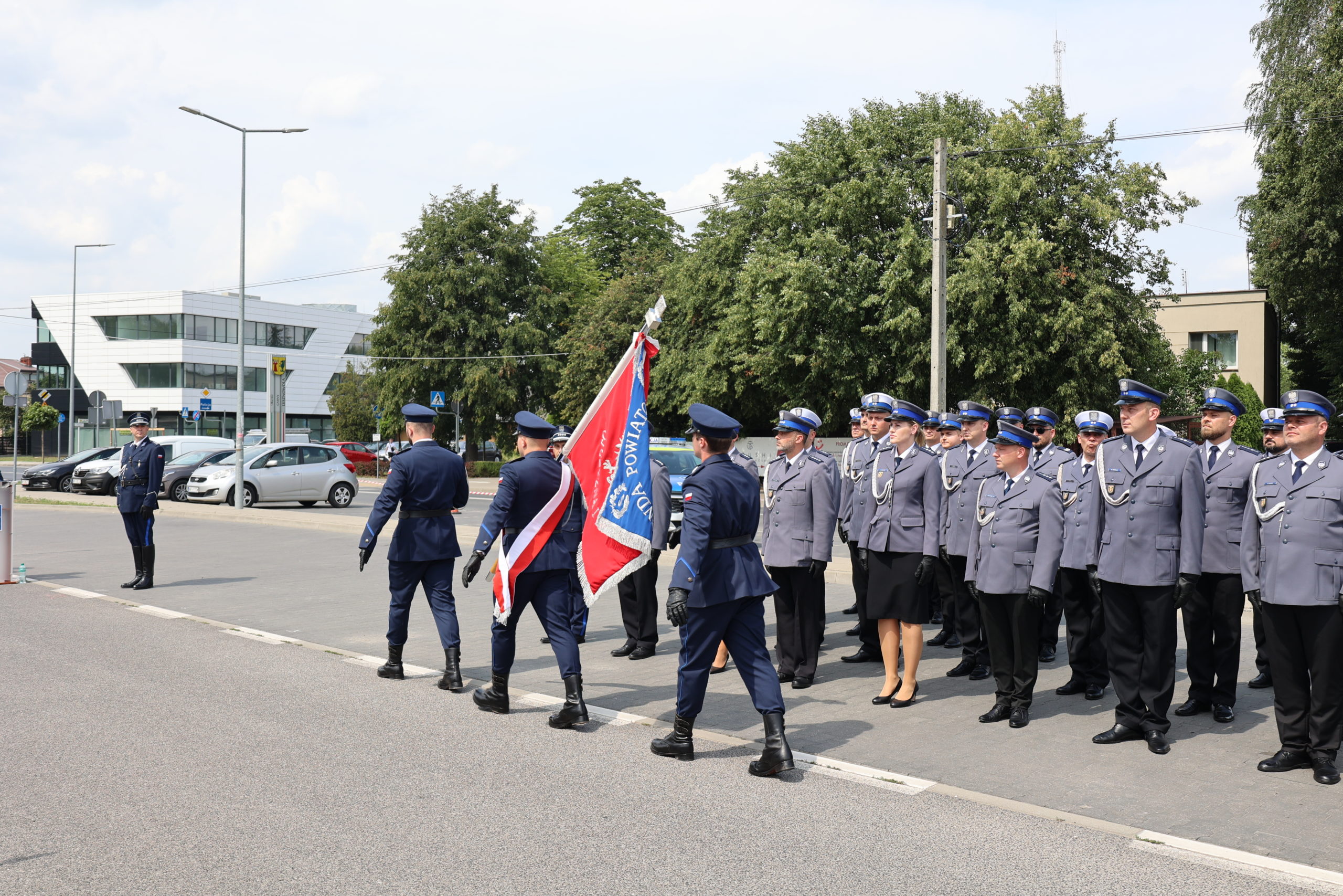 Policjanci wnoszą sztandar