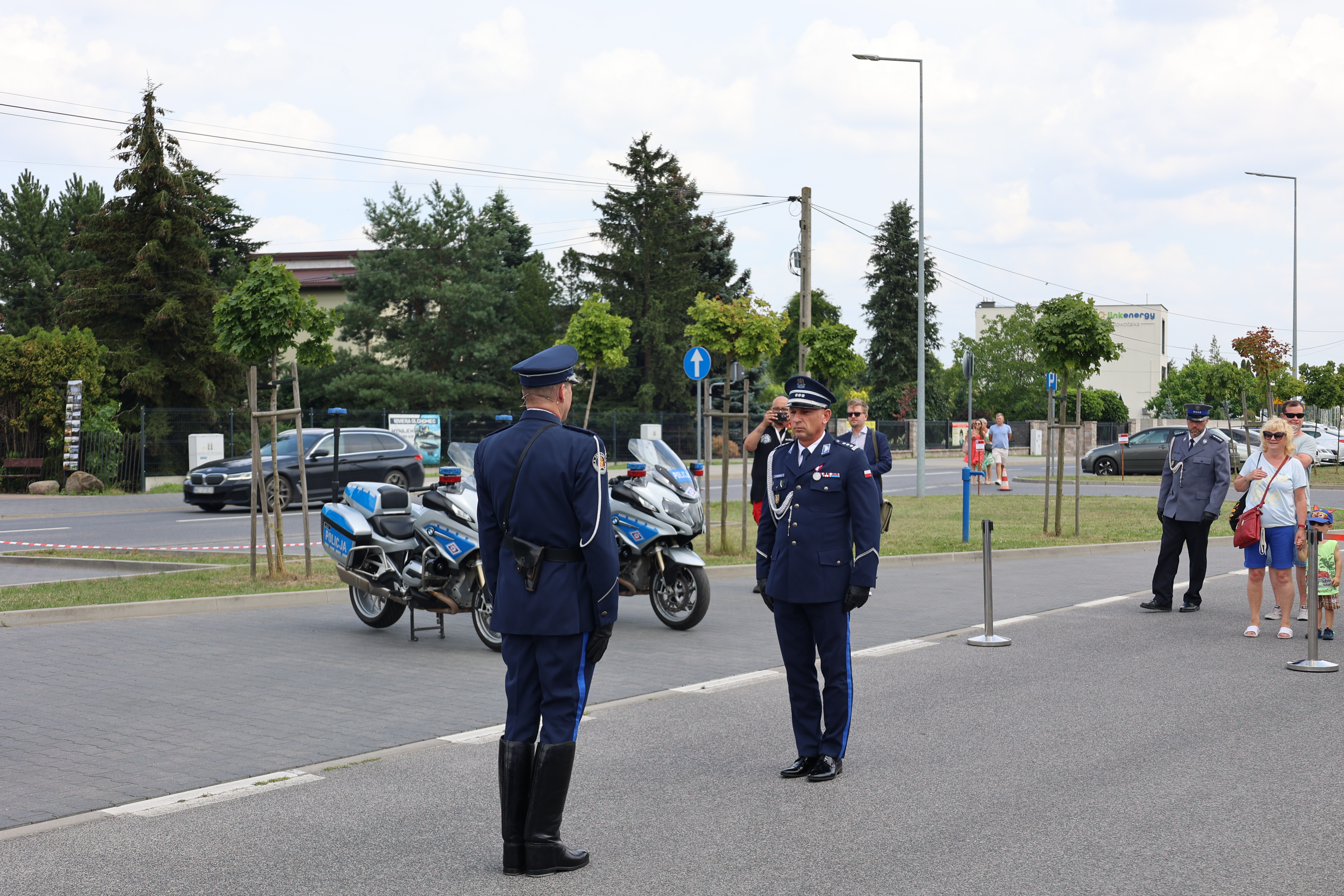 Dwaj policjanci stoją na przeciw siebie