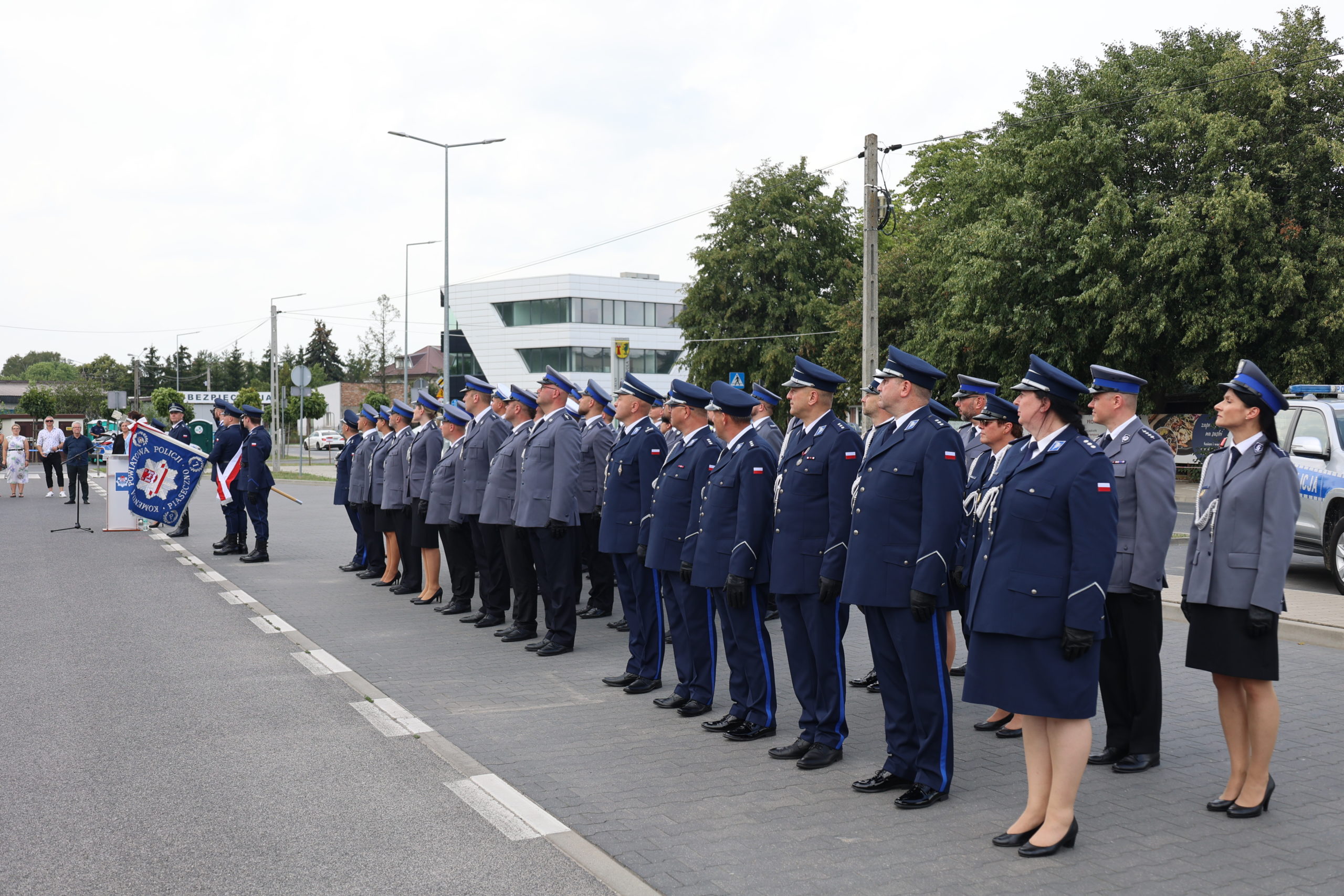 Grupa policjantów stoi w szeregu
