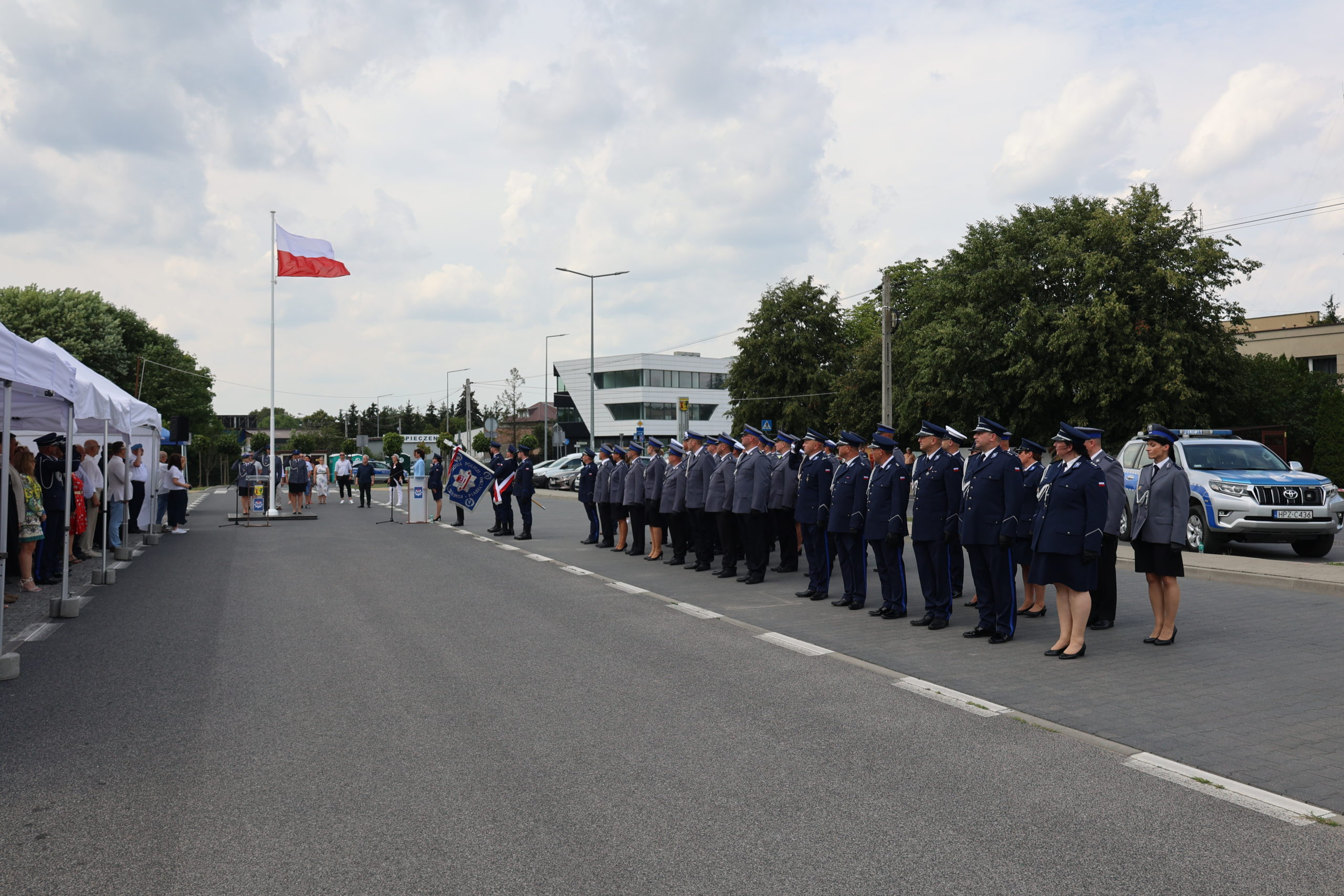 Grupa policjantów stoi w szeregu