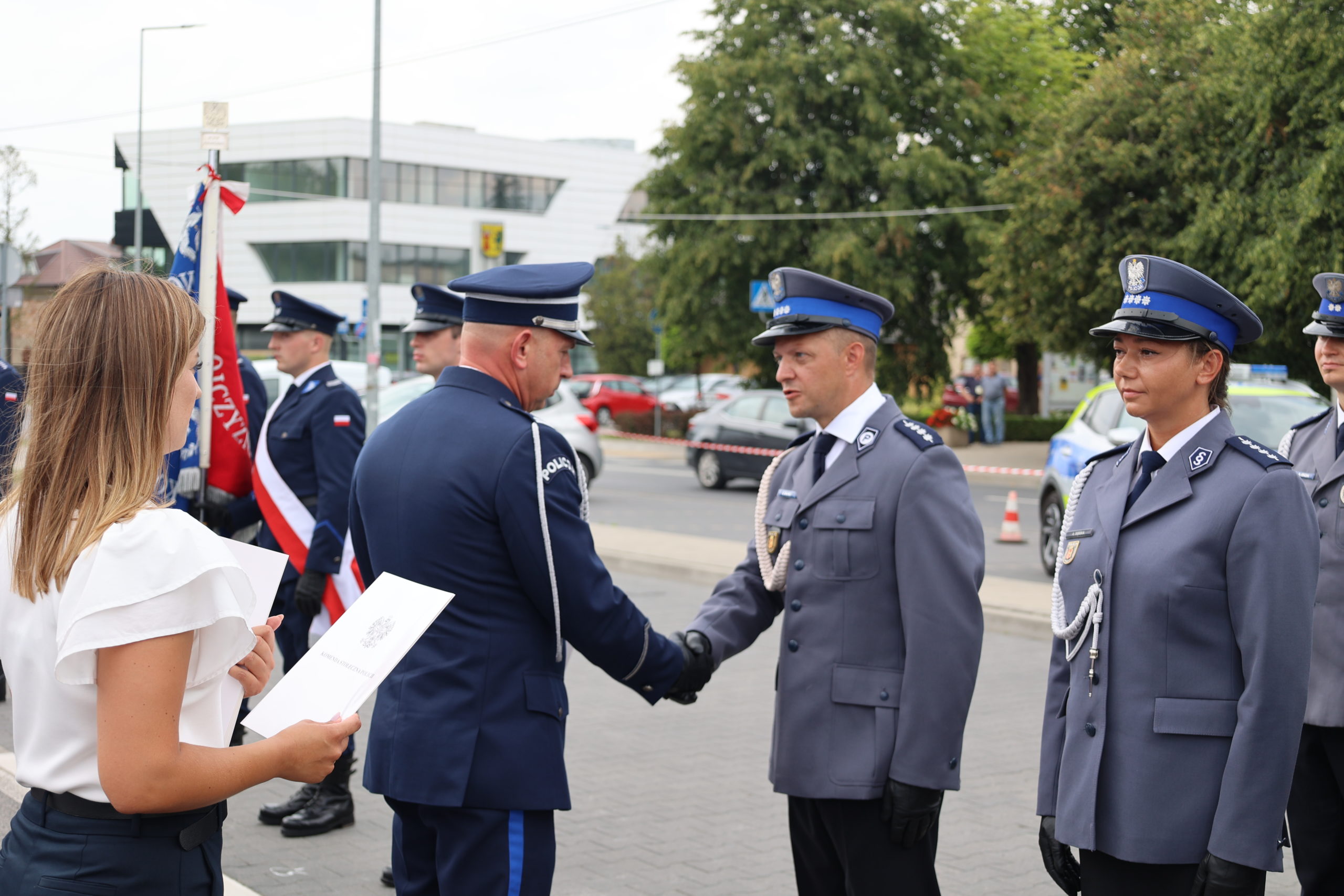 Policjanci sobie gratulują