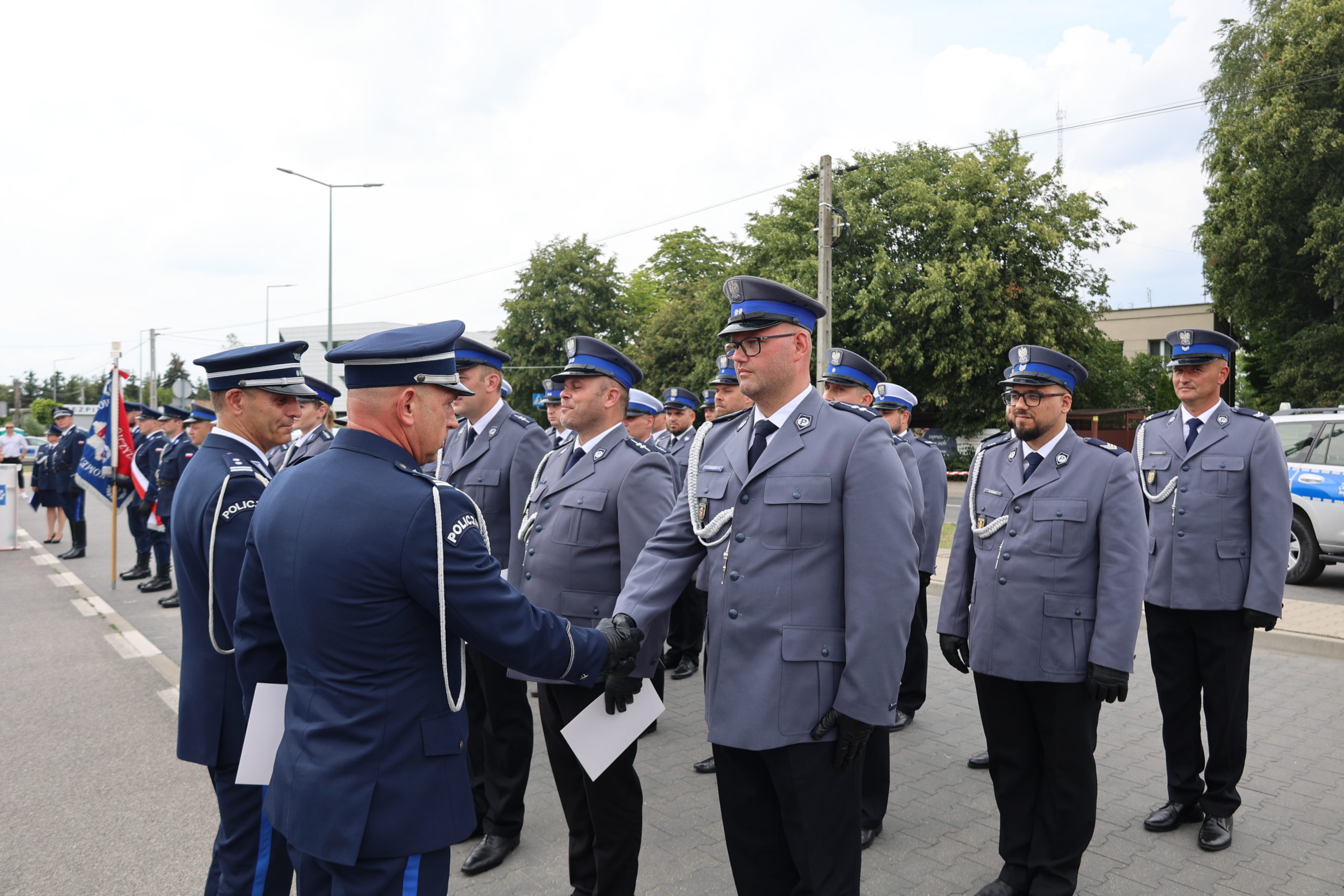 Policjanci sobie gratulują
