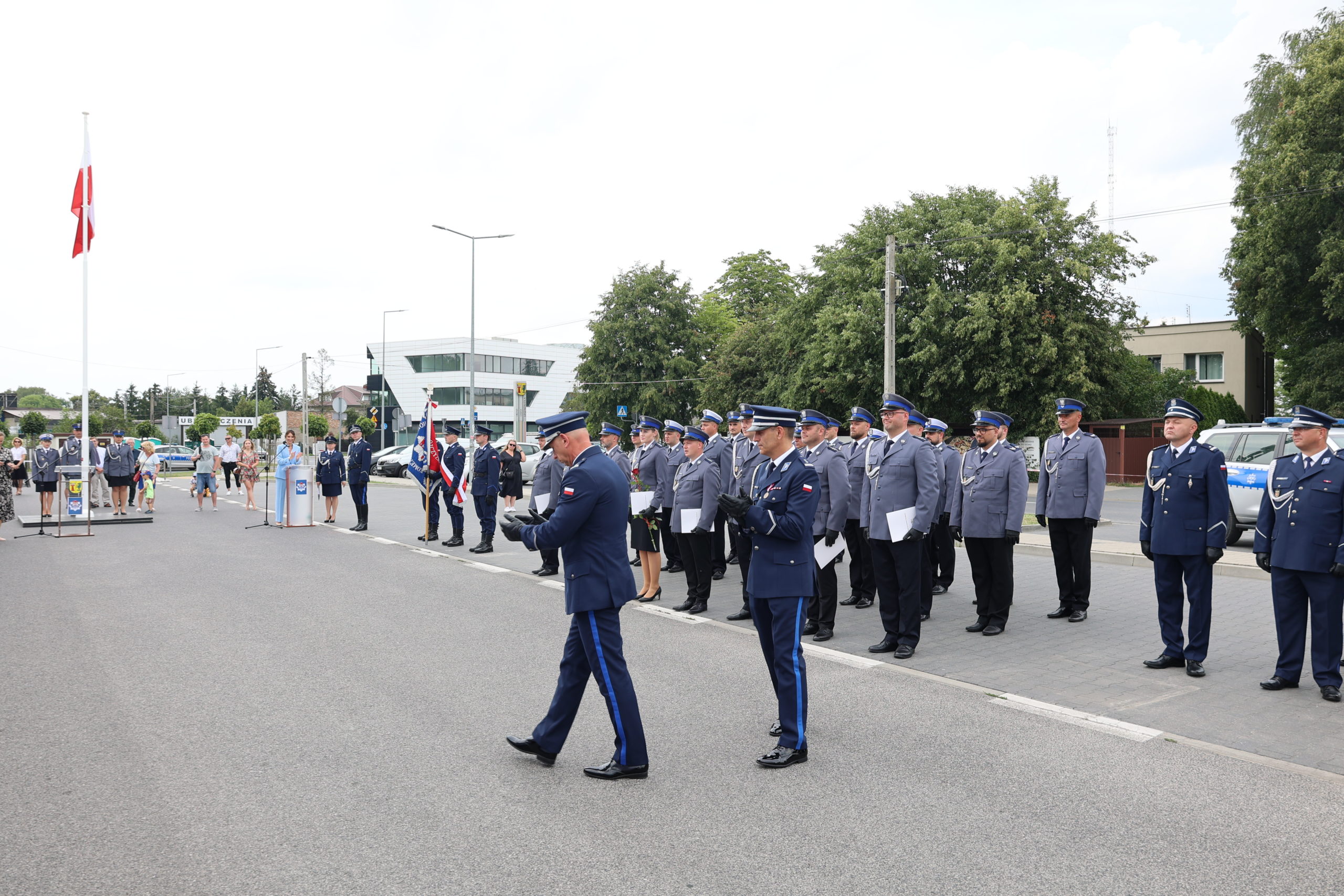 Policjanci klaszczą