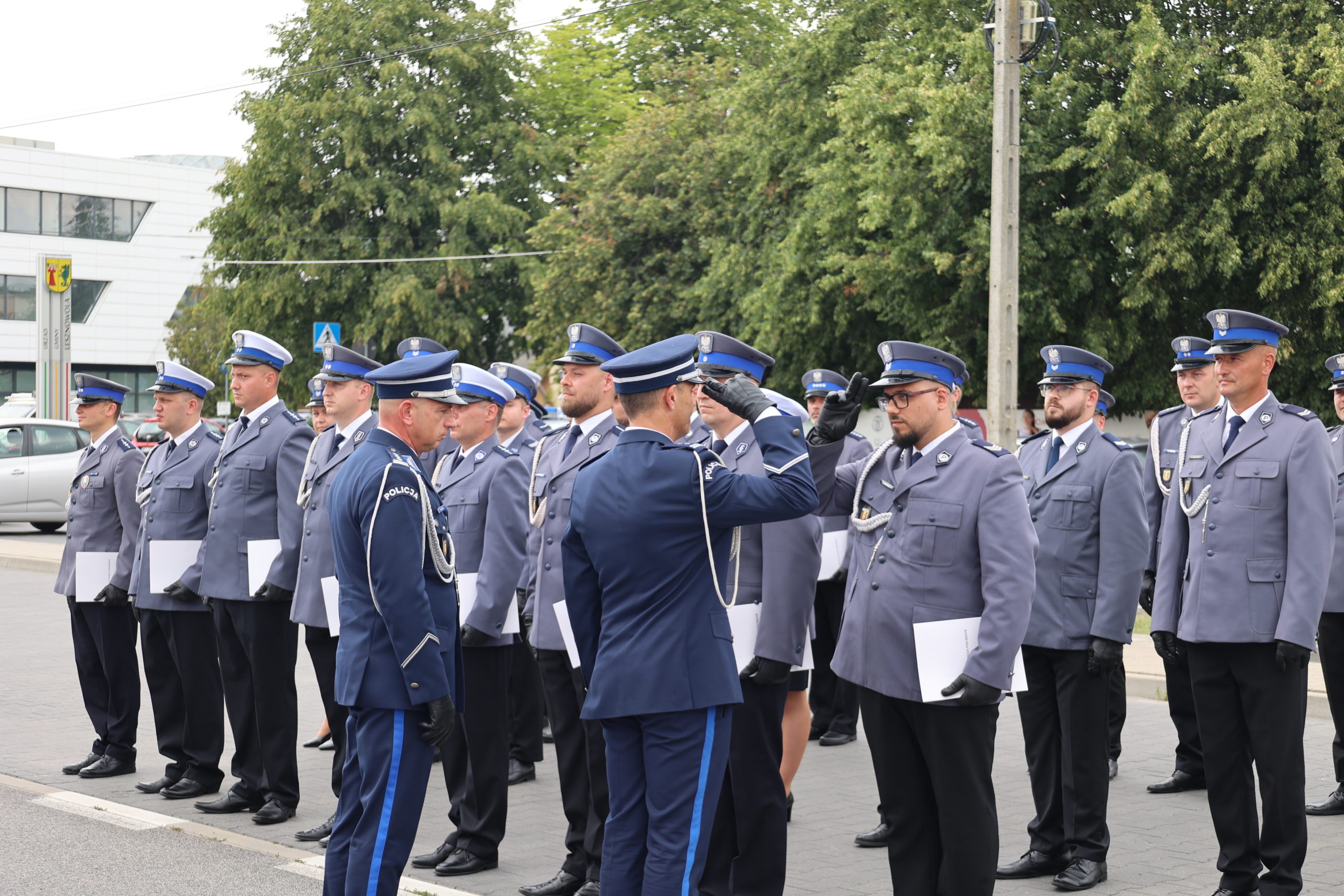 Policjanci sobie salutują