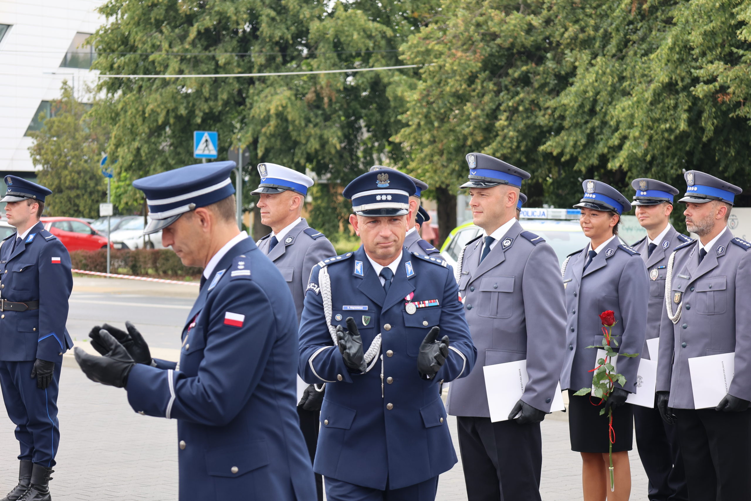 Policjanci klaszczą