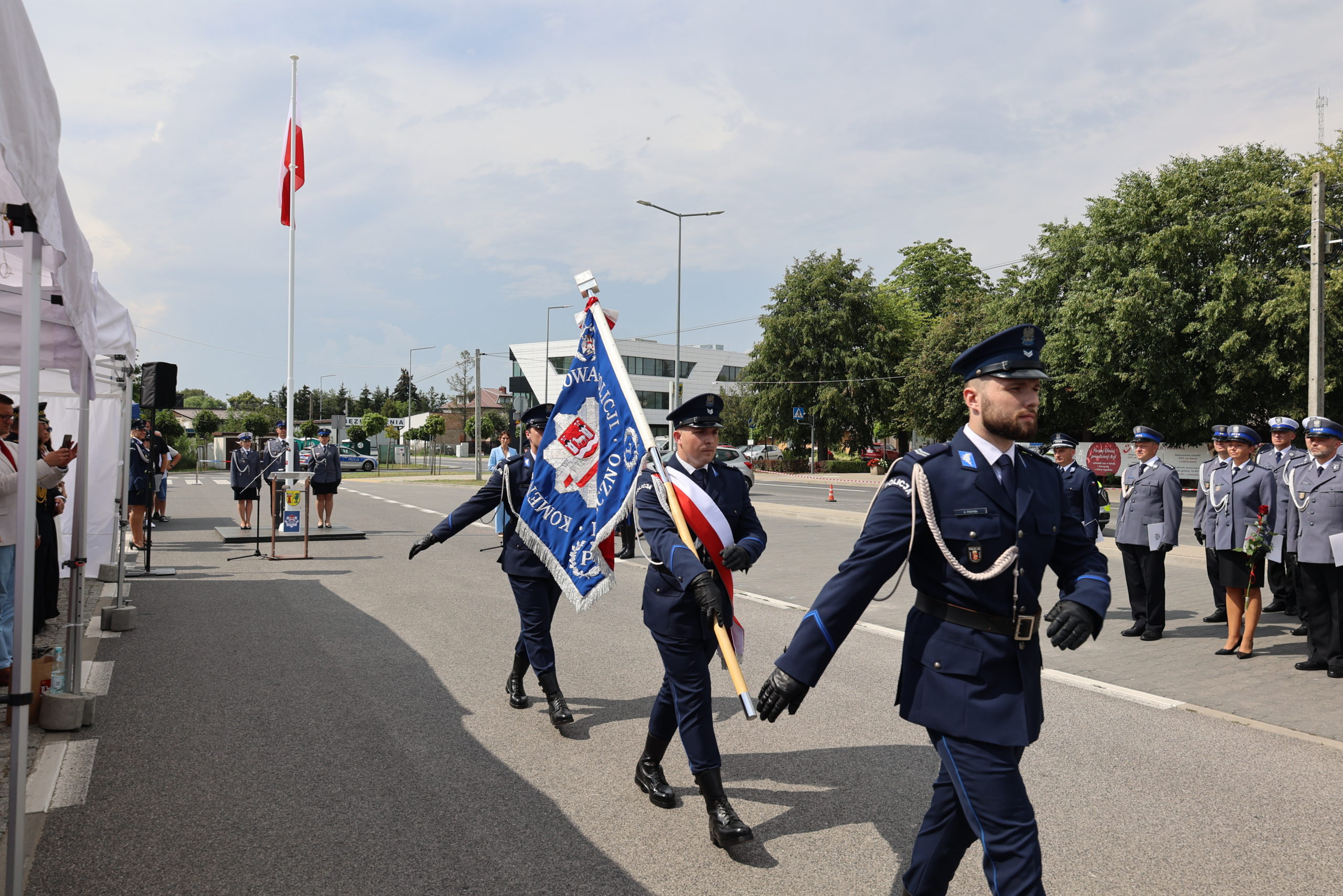 Policjanci wmaszerowują ze sztandarem