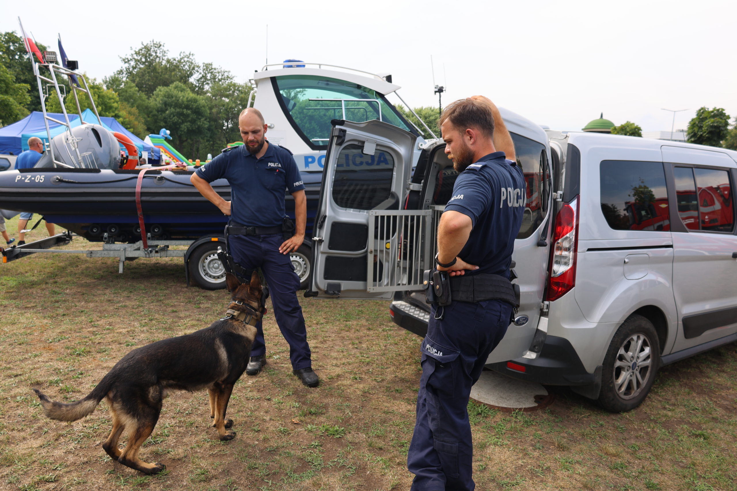 Policjanci z psem policyjnym