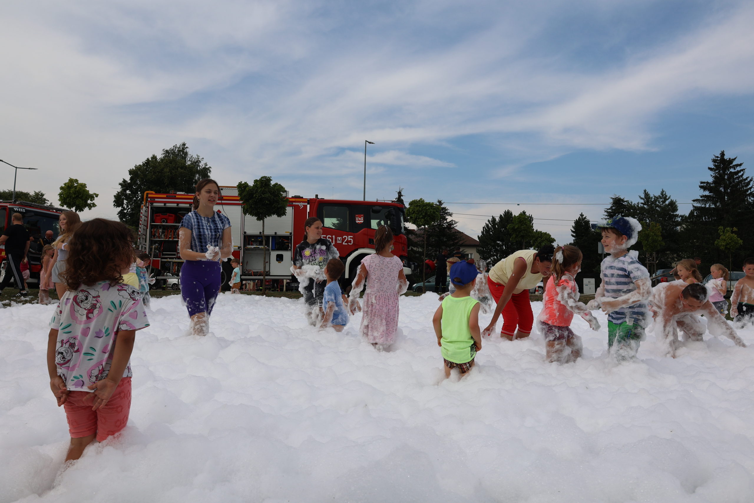 Dzieci bawią się w pianie strażackiej