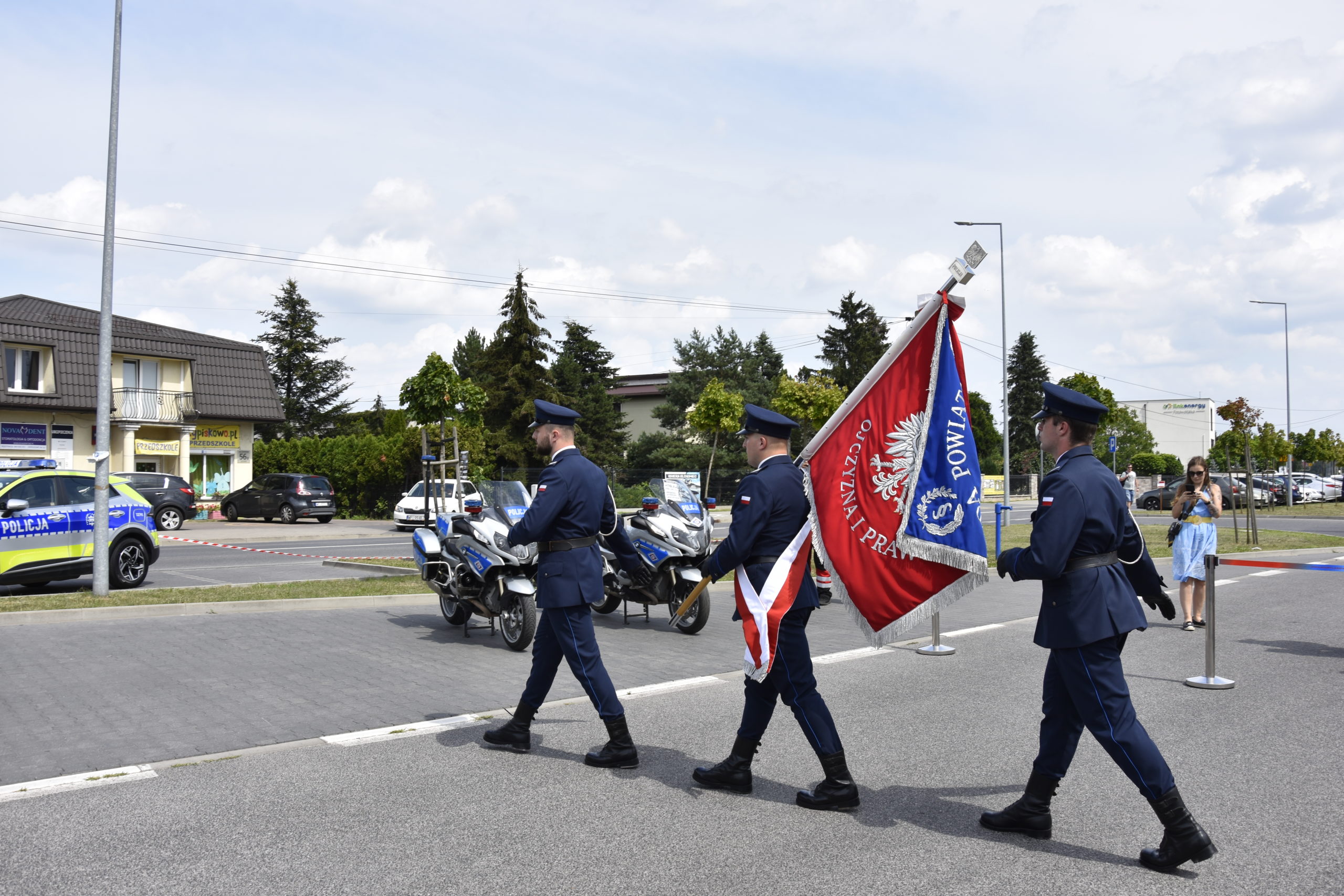 Policjanci wnoszą sztandar