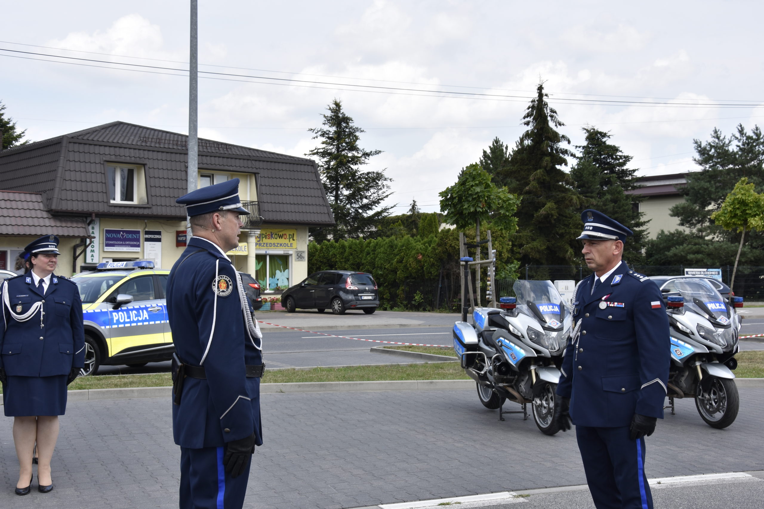 Dwaj policjanci stoją na przeciw siebie