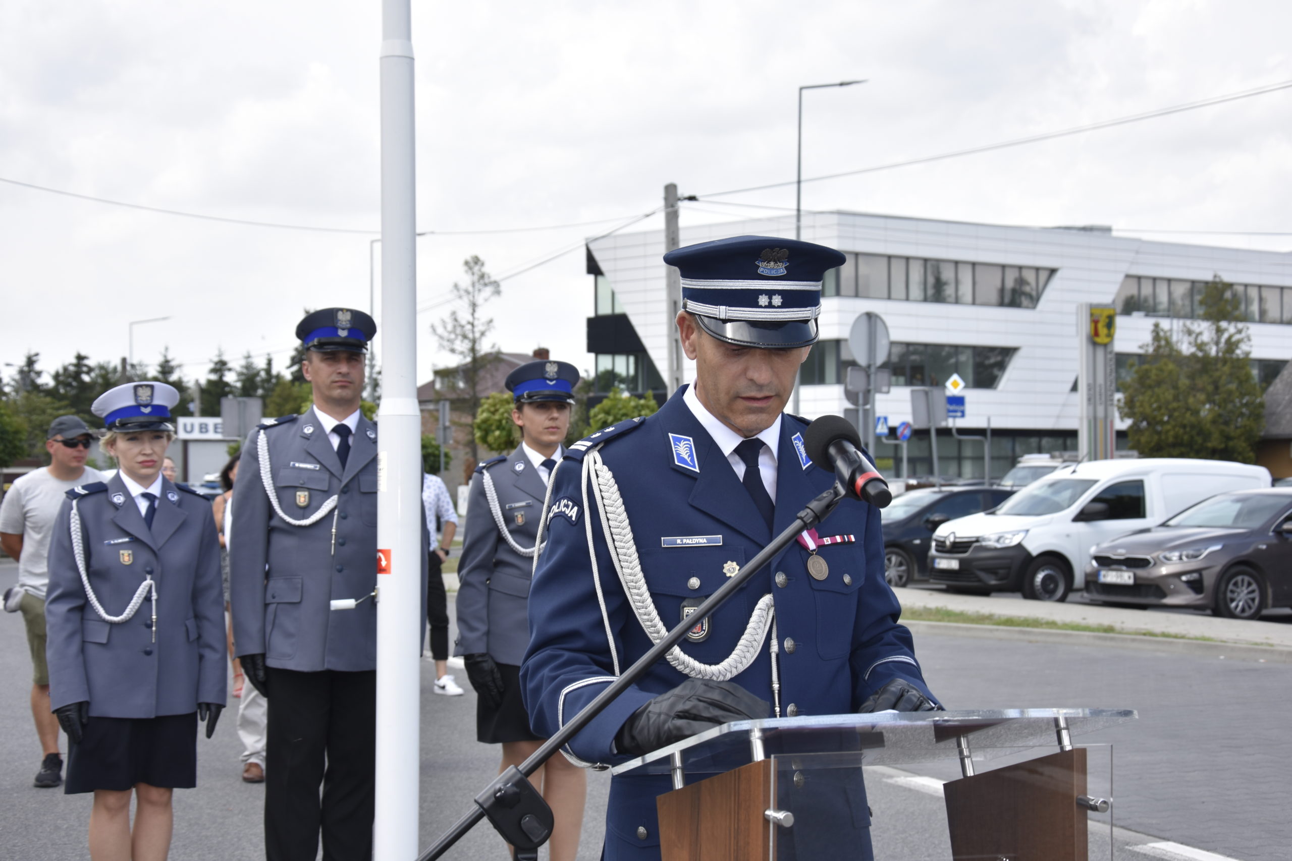 Policjant przemawia do zgromadzonych gości