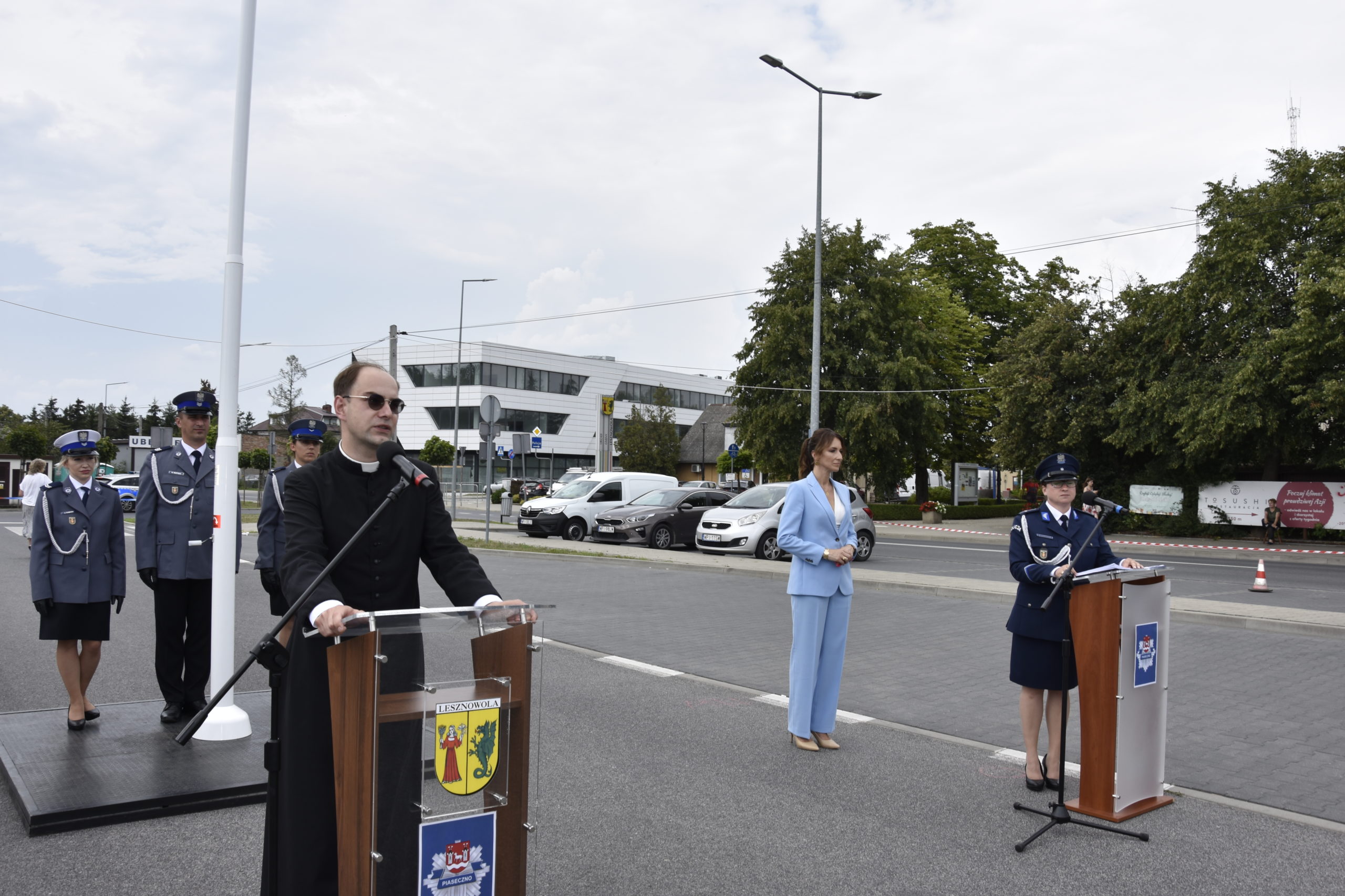 Ksiądz przemawia przy mównicy do zgromadzonych