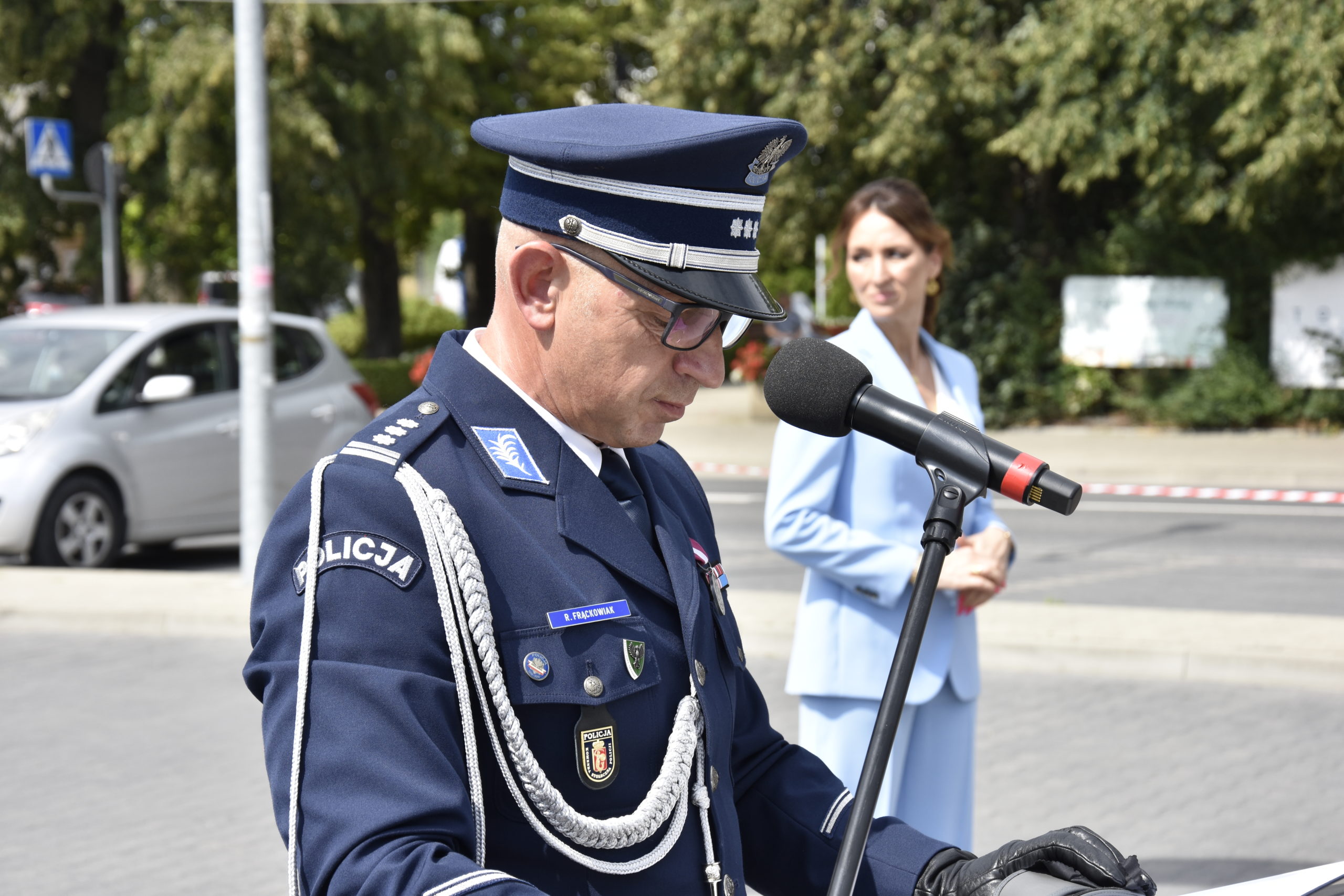 Mężczyzna przemawia przy mównicy