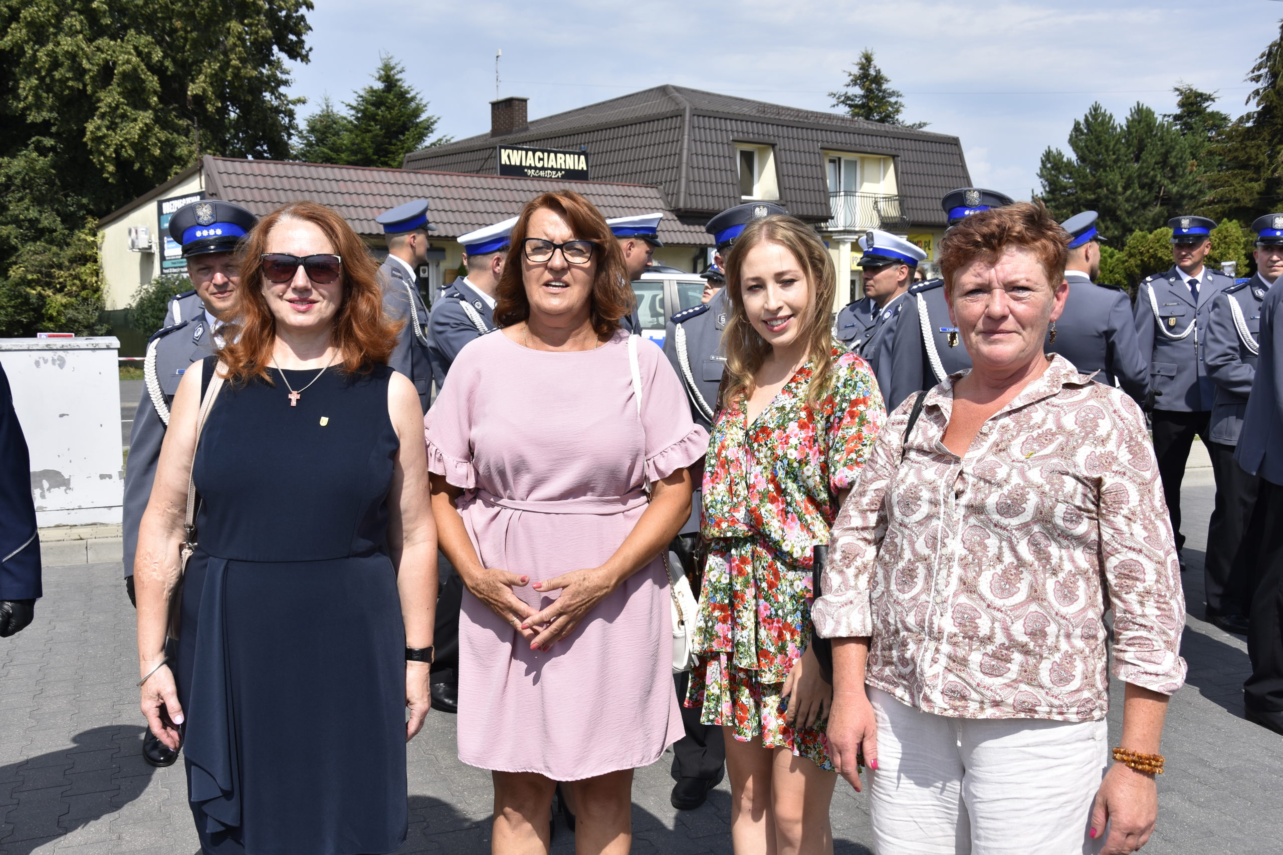Cztery kobiety pozują z policjantami