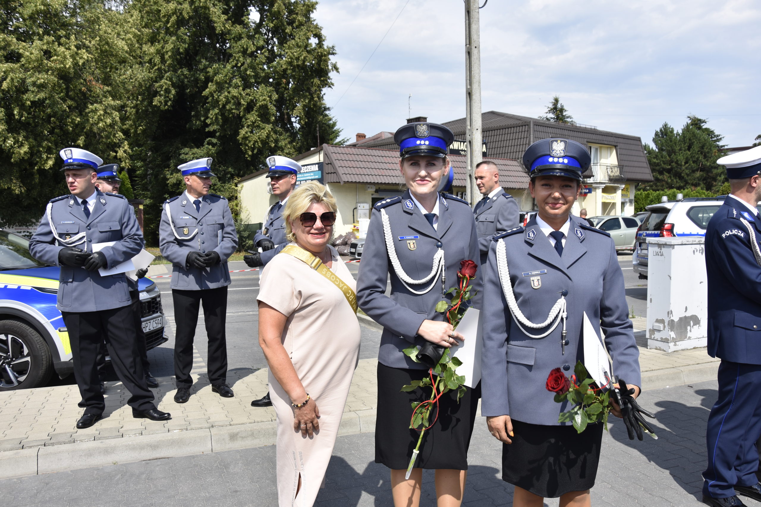 Kobieta pozuje z policjantami
