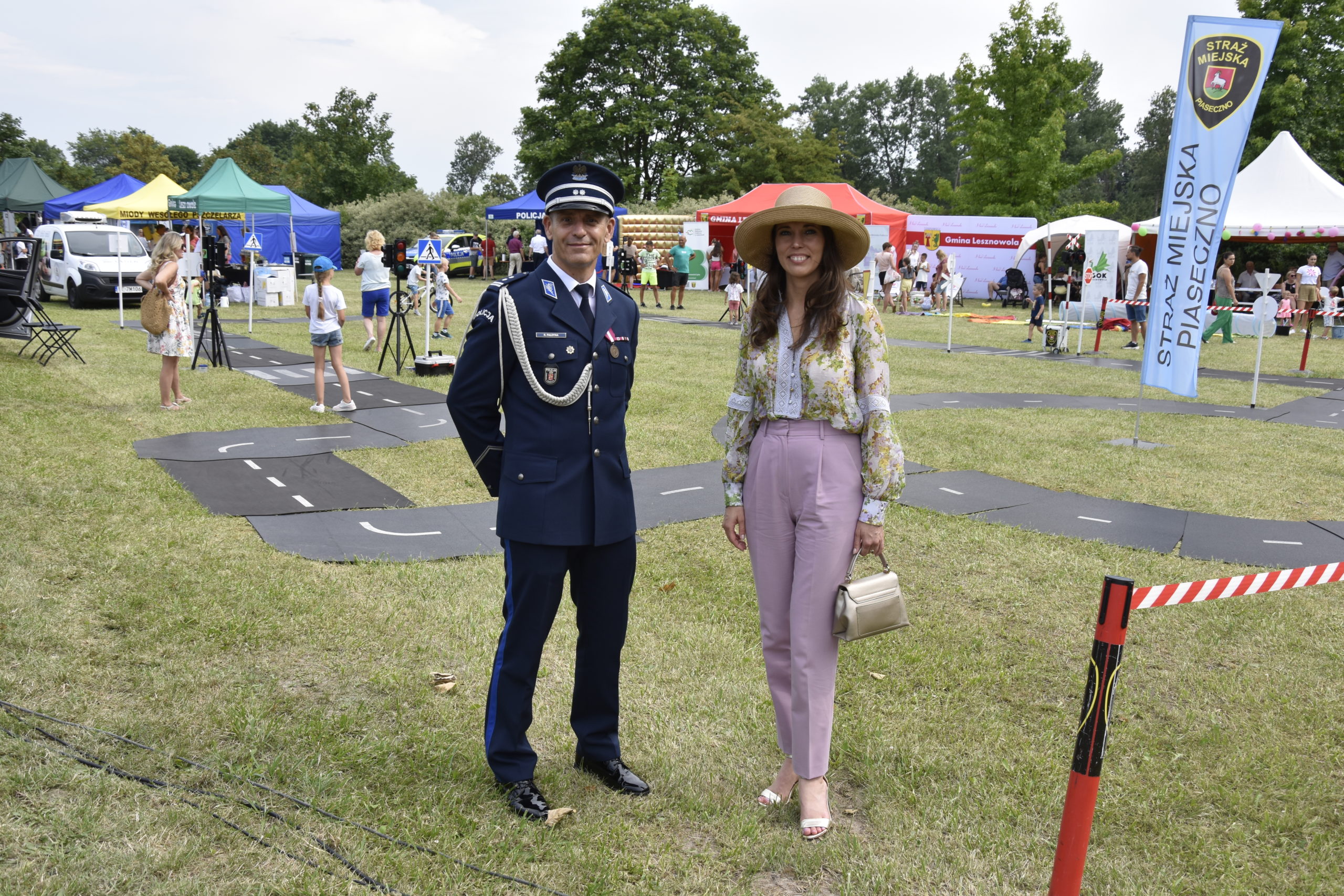 Kobieta i mężczyzna stoją na trawie tyłem to miasteczka piknikowego