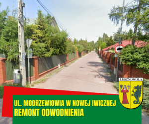 Zdjęcie ulicy z czerwonej kostki brukowej, na zielonym pasku napis; UK. MODRZEWIOWA W NOWEJ IWICZNEJ, REMONT ODWODNIENIA