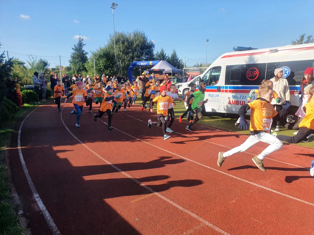 Dzieci biegną po bieżni 