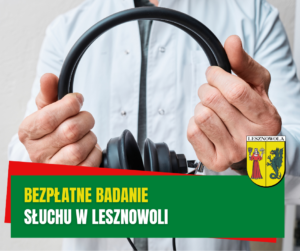 Żółty napis "Bezpłatne badanie" i biały napis "Słuchu w Lesznowoli" na zielonym pasku. W tle lekarz trzyma słuchawki.