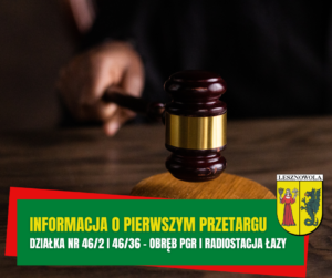 Żółty napis "Informacja o Pierwszym przetargu" i biały napis "działka nr 46/2 i 46/36 - obręb PGR i Radiostacja Łazy" na zielonym pasku. W tle ręka, która trzyma młotek.