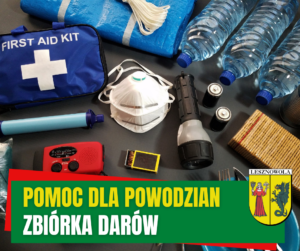 Zdjęcie stołu z poukładanymi artykułami z zakresu zarządzania kryzysowego - maskami , apteczką, wodą w butelkach, latarką, itp. Na dole na zielonym pasku napis: POMOC DLA POWODZIAN ZBIÓRKA DARÓW. Po prawej stronie na dole herb Gminy.