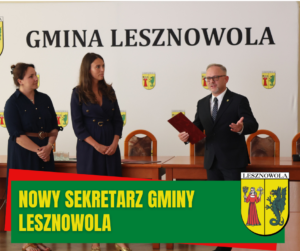 Na zdjęiu trzy osoby na tle ścianki z napisem Gmina Lesznowola, na dole na zielonym pasku napis: Nowy Sekretarz Gminy Lesznowola , po prawej na dole herb gminy
