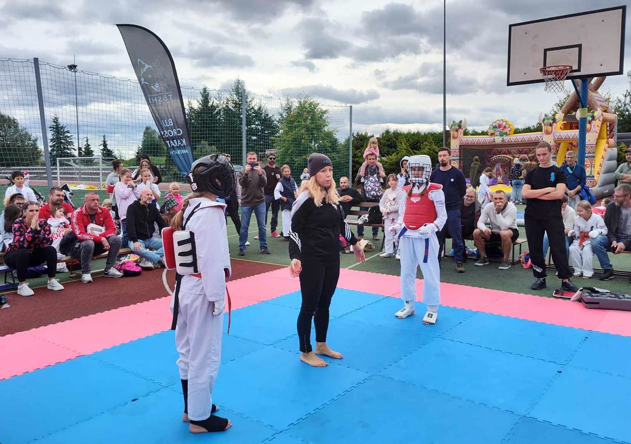 Zawodnicy na macie szykują się do walki.