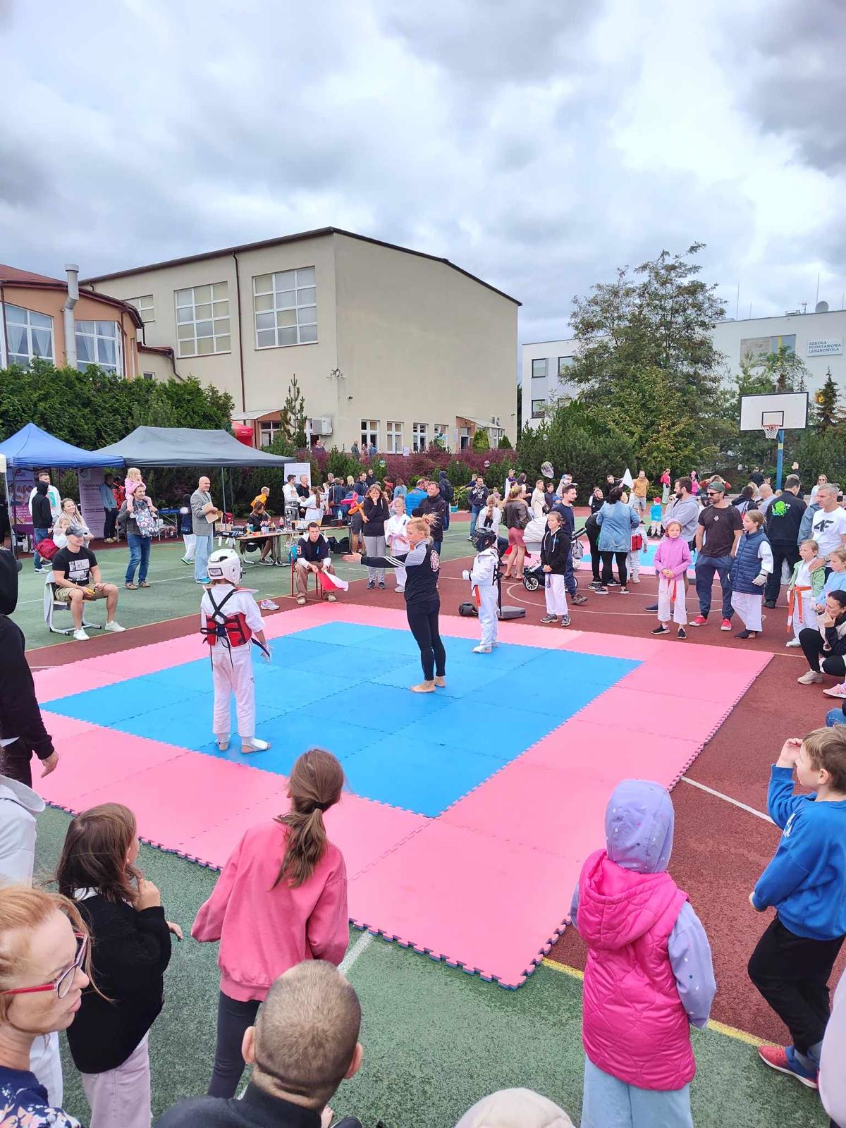 Zawodnicy na macie szykują się do walki.