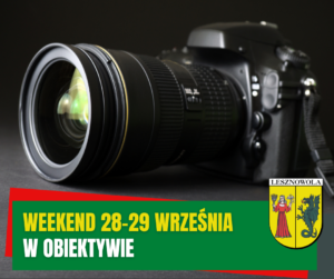 Żółty napis "Weekend 28-29 września" i biały napis "w obiektywie" na zielonym pasku. W tle aparat.