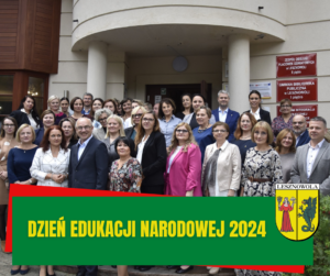 Żółty napis "Dzień Edukacji Narodowej 2024" na zielonym pasku. W tle wiele osób stoi na schodach przed budynkiem.