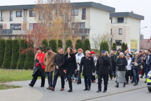 Grupa osób podczas marszu.