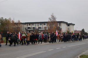Grupa osób podczas marszu.