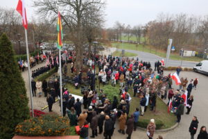 Zdjęcie zrobione z góry, duża liczba osób, flagi Polski