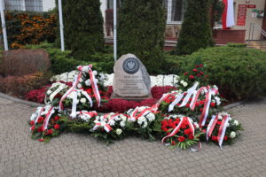 Pomnik i duża ilość wieńcy