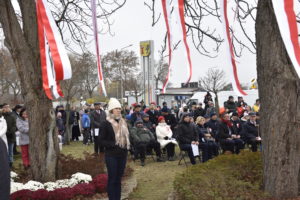 Siedząca grupa osób