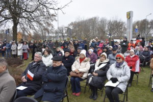 Siedząca i stojąca grupa osób