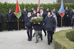 Dwie kobiety i mężczyzna oraz harcerze z wieńcem. Poczty sztandarowe