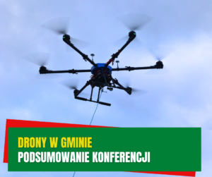 Żółty napis "Drony w gminie" i biały napis " podsumowanie konferencji" na zielonym pasku. W tle dron w powietrzu.