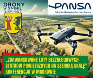 Grafika z dronem latającym nad misteczkiem. W prawym górnym rogu napis: Drony w Gminie, pod napisem herb Gminy. Po lewej stronie logotyp z napisem PANSA, na zielonym pasku na dole napis: „Zaawansowane loty bezzałogowych statków powietrznych na szeroką skalę” konferencja w Mrokowie