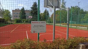 boisko sportowe oraz tablica informacyjna