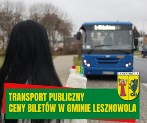 Na zdjęciu widać stającą tyłem osobę o czarnych włosach trzymającą w ręku kolorowy kartonik - Bilet Metropolitalny - Lesznowolksą kartę Mieszkańca, w tle niebieski autobus linii L