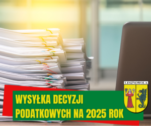 Laptop i stos dokumentów. Na zielony pasku napis WYSYŁKA DECYZJI PODATKOWYCH NA 2025 ROK