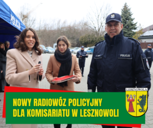 Na zdjęciu trzy osoby: od lewej kobieta - Wójt Gminy Lesznowola, pracownica Policji oraz Komendant Powiatowy policji w Piasecznie, uroczystość przekazania radiowozu policyjnego dla Komisariatu w Lesznowoli.