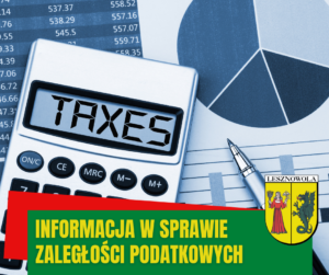 Na zdjęciu na pierwszym planie kalkulator z napisem Taxes na ekranie, na zielonym pasku napis: INFORMACJA W SPRAWIE ZALEGŁOSCI PODATKOWYCH, po prawej herb Gminy.