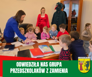 Pani Wójt Marta Natalia Maciejak w towarzystwie dzieci z przedszkola w Zamieniu