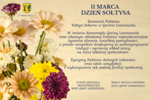 Na obrazku po lewej stronie jest bukiet kwiatów, a po prawej życzenia z okazji Dnia Sołtysa od Łukasza Grochali Przewodniczacego Rady Gminy Lesznowola oraz Marty Natalii Maciejak Wójt Gminy Lesznowola