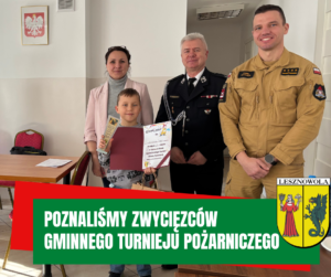 Zdjęcie przedstawia zwycięzcę turnieju pożarniczego w towarzystwie wicewójt Anny Pogorzelskiej i strażaków