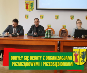 zdjęcie przedstawia trzy osoby biorące udział w debacie